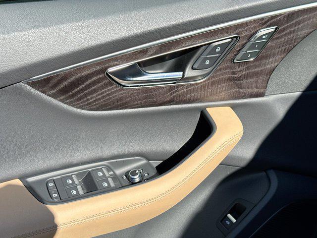 Photo of 2025 Mythos Black Metallic Audi Q7