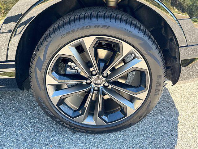 Photo of 2025 Mythos Black Metallic Audi Q7