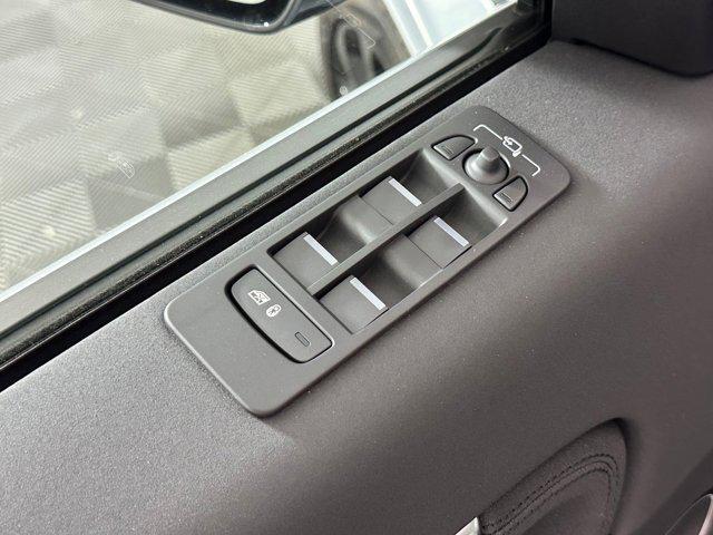 Photo of 2025 Hakuba Silver Metallic Land Rover Discovery Sport