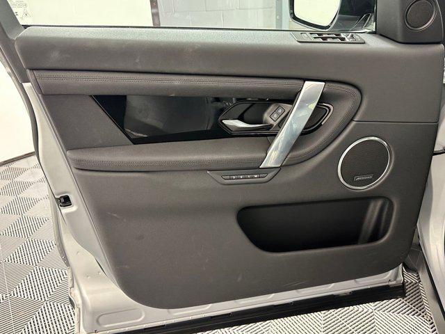 Photo of 2025 Hakuba Silver Metallic Land Rover Discovery Sport