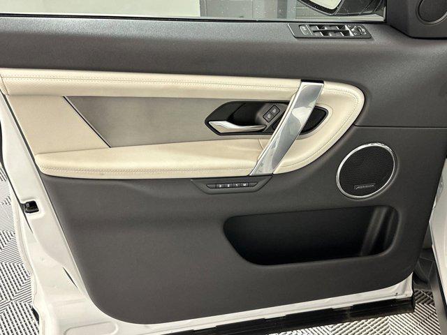 Photo of 2024 Fuji White Land Rover Discovery Sport