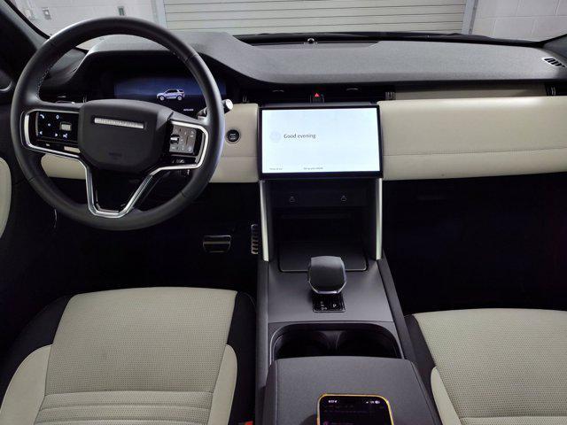Photo of 2025 Fuji White Land Rover Discovery Sport