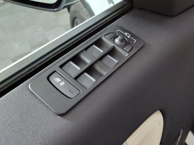 Photo of 2025 Fuji White Land Rover Discovery Sport