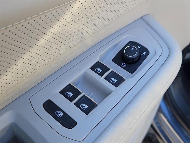 Photo of 2025 Pure Gray Volkswagen Atlas
