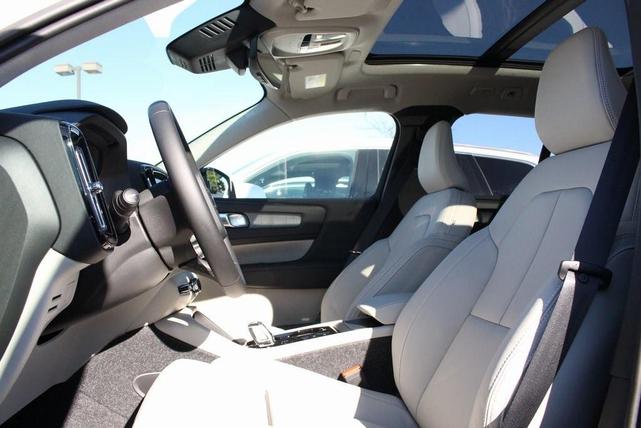 Photo of 2025 Crystal White Pearl Volvo XC40