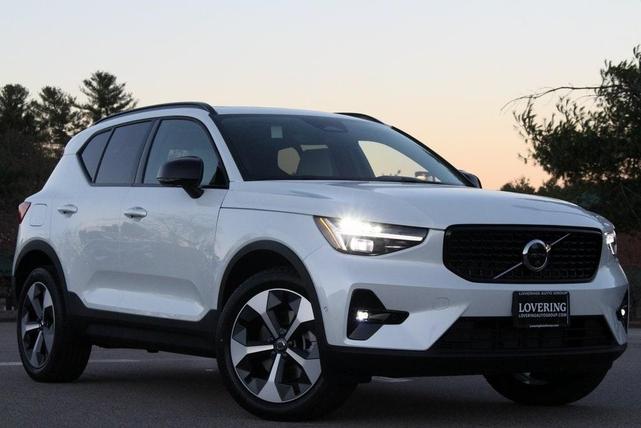 Photo of 2025 Crystal White Pearl Volvo XC40