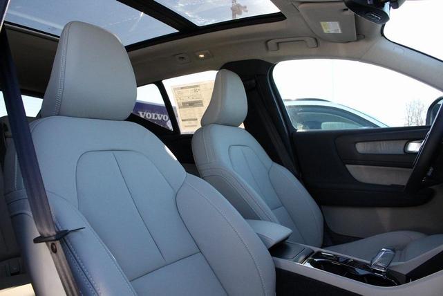 Photo of 2025 Crystal White Pearl Volvo XC40