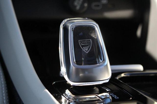 Photo of 2025 Crystal White Pearl Volvo XC40