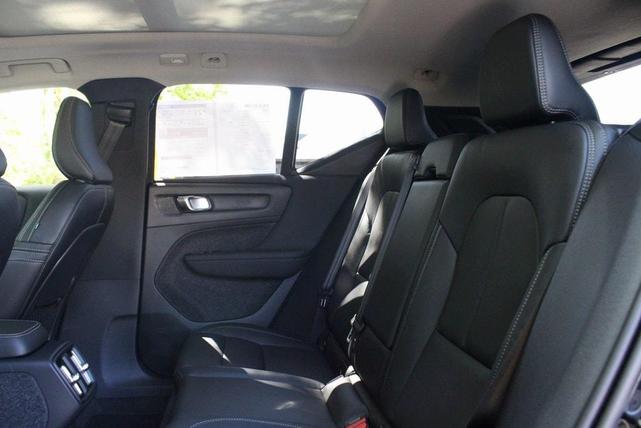 Photo of 2025 Onyx Black Volvo XC40