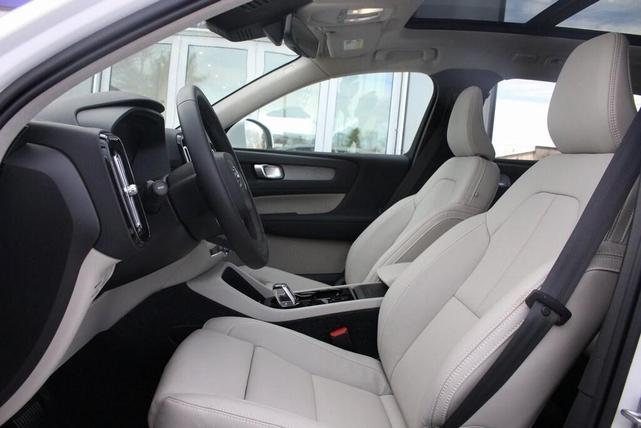 Photo of 2025 Crystal White Pearl Volvo XC40