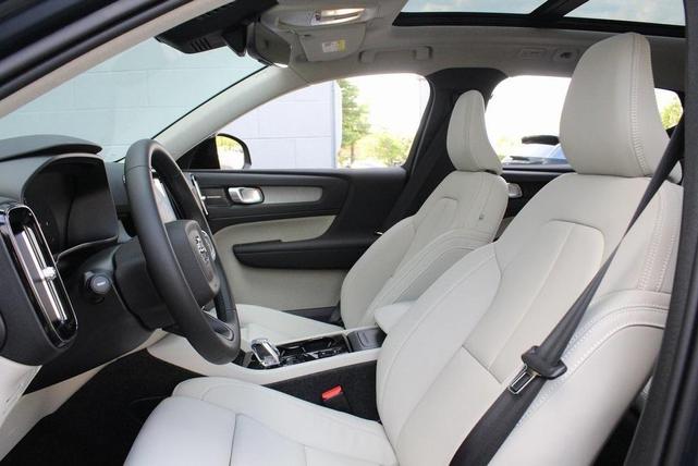 Photo of 2026 Denim Blue Volvo XC40