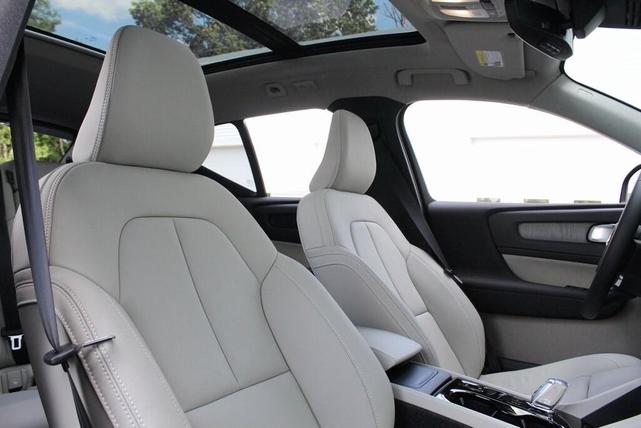 Photo of 2026 Denim Blue Volvo XC40