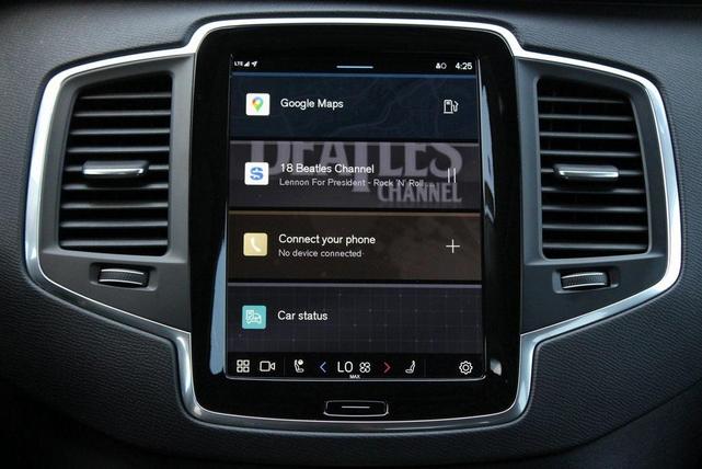 Photo of 2023 Crystal White Metallic Volvo XC90