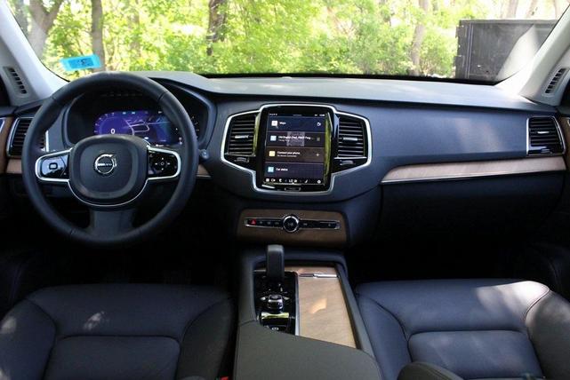 Photo of 2024 Onyx Black Metallic Volvo XC90