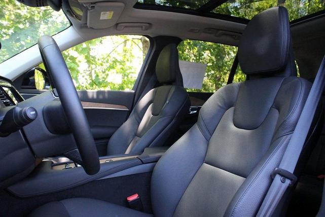Photo of 2024 Onyx Black Metallic Volvo XC90