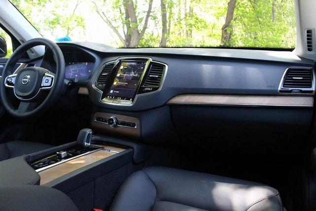 Photo of 2024 Onyx Black Metallic Volvo XC90