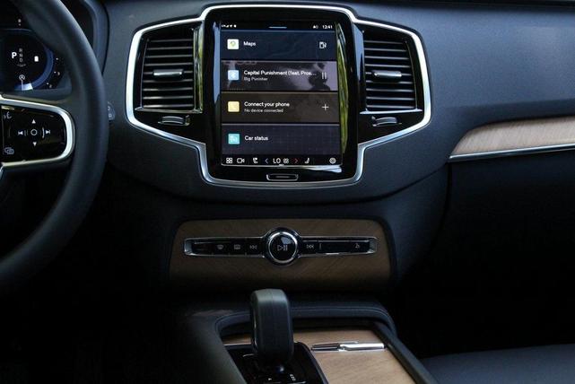 Photo of 2024 Onyx Black Metallic Volvo XC90