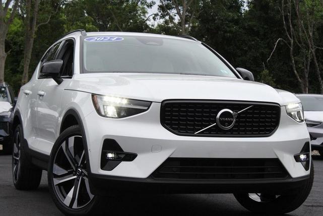 Photo of 2024 Crystal White Volvo XC40