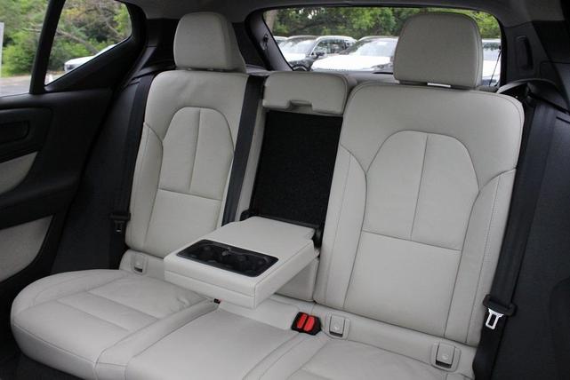 Photo of 2024 Crystal White Volvo XC40