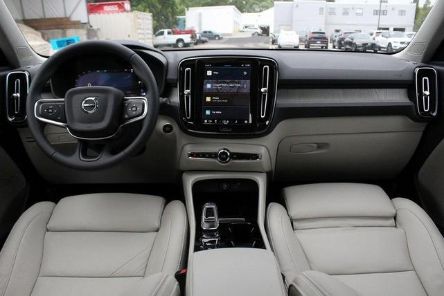 Photo of 2024 Crystal White Volvo XC40