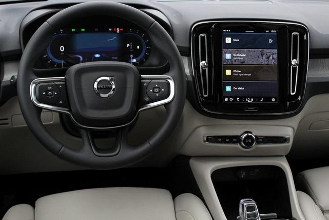 Photo of 2024 Crystal White Volvo XC40
