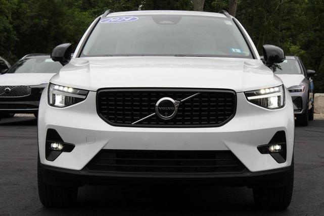 Photo of 2024 Crystal White Volvo XC40