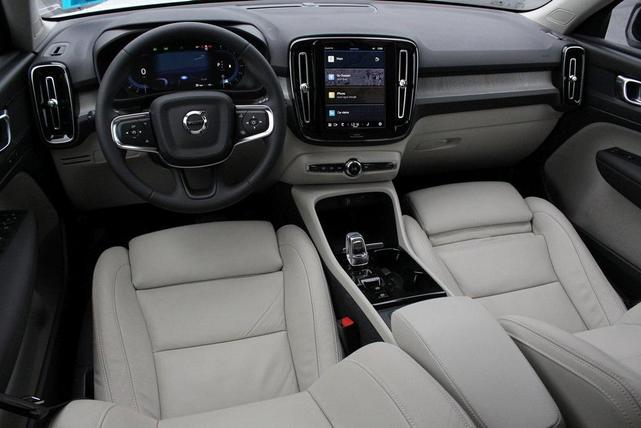 Photo of 2024 Crystal White Volvo XC40