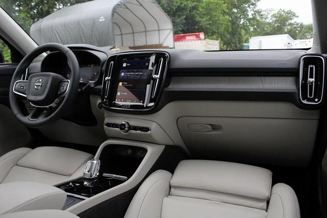 Photo of 2024 Crystal White Volvo XC40