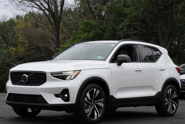 Photo of 2024 Crystal White Volvo XC40