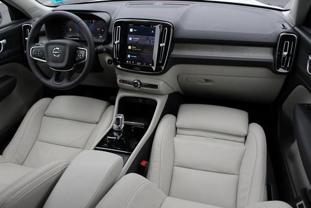 Photo of 2024 Crystal White Volvo XC40