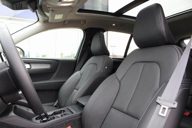 Photo of 2025 Onyx Black Volvo XC40
