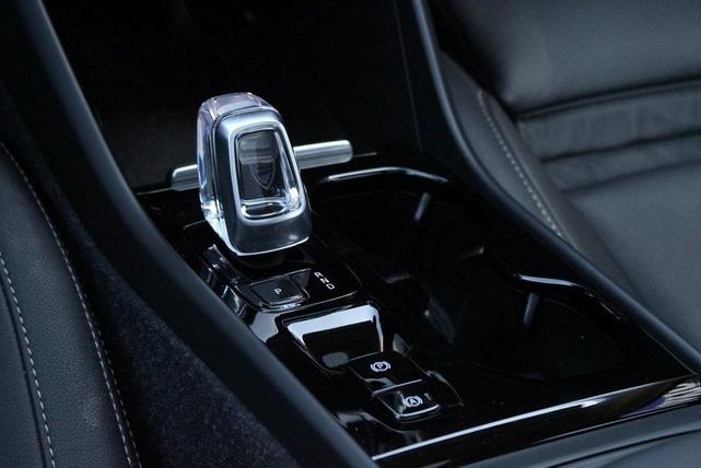 Photo of 2025 Crystal White Pearl Volvo XC40