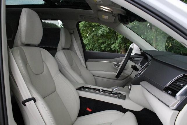 Photo of 2025 Crystal White Volvo XC90 Plug-In Hybrid