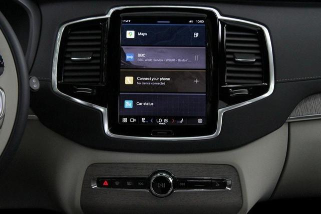 Photo of 2025 Crystal White Volvo XC90 Plug-In Hybrid