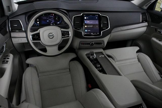 Photo of 2025 Crystal White Volvo XC90 Plug-In Hybrid