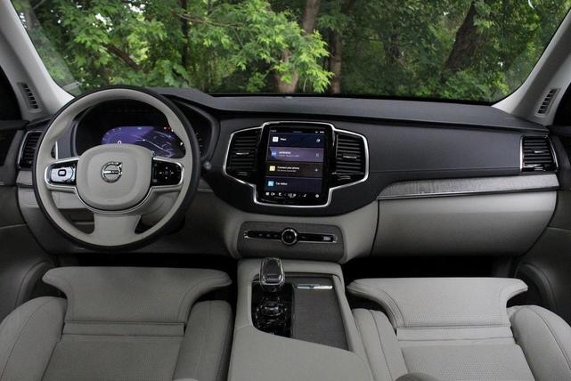Photo of 2025 Crystal White Volvo XC90 Plug-In Hybrid