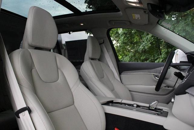 Photo of 2025 Crystal White Volvo XC90 Plug-In Hybrid