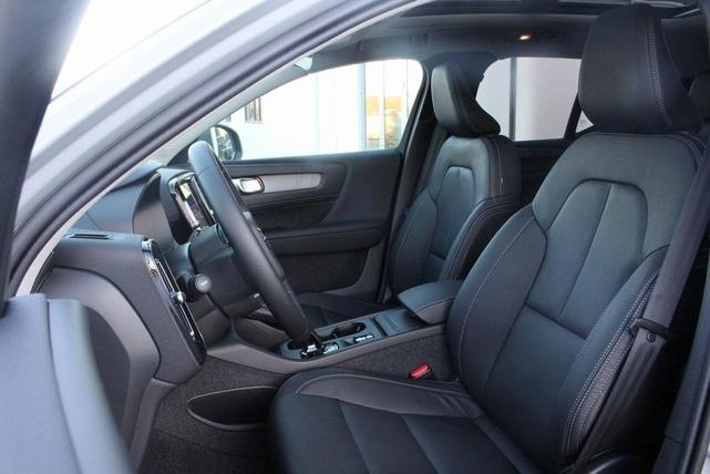 Photo of 2025 Vapour Gray Volvo XC40