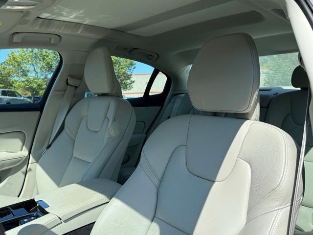 Photo of 2024 Metallic Volvo S60 Recharge Plug-In Hybrid