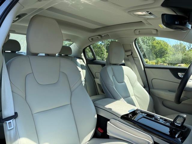 Photo of 2024 Metallic Volvo S60 Recharge Plug-In Hybrid
