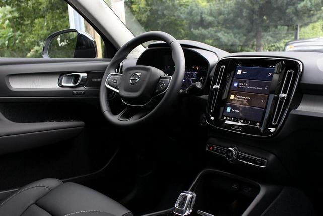 Photo of 2025 Crystal White Pearl Volvo XC40