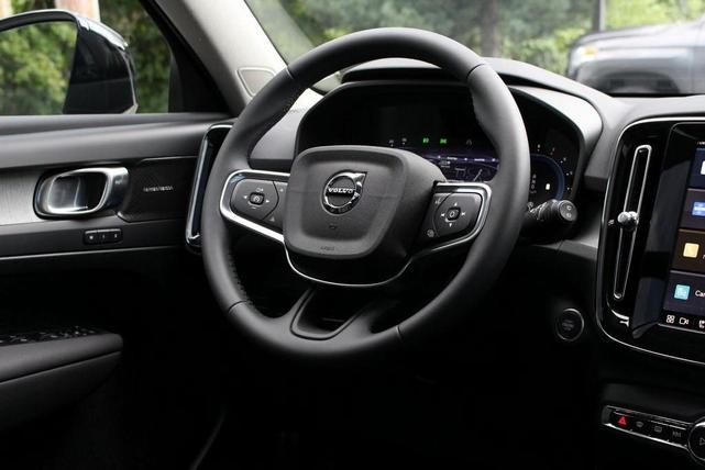 Photo of 2025 Crystal White Pearl Volvo XC40