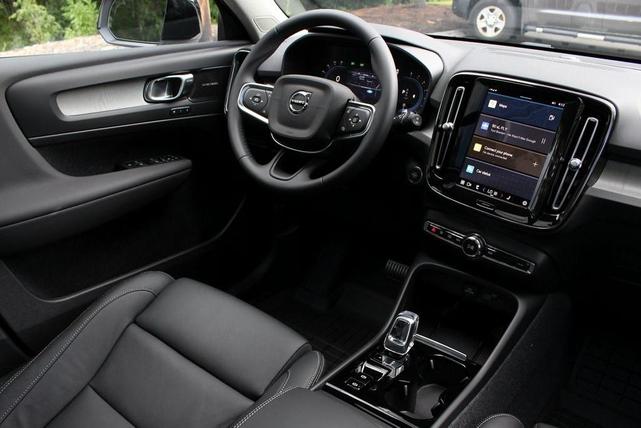 Photo of 2025 Crystal White Pearl Volvo XC40