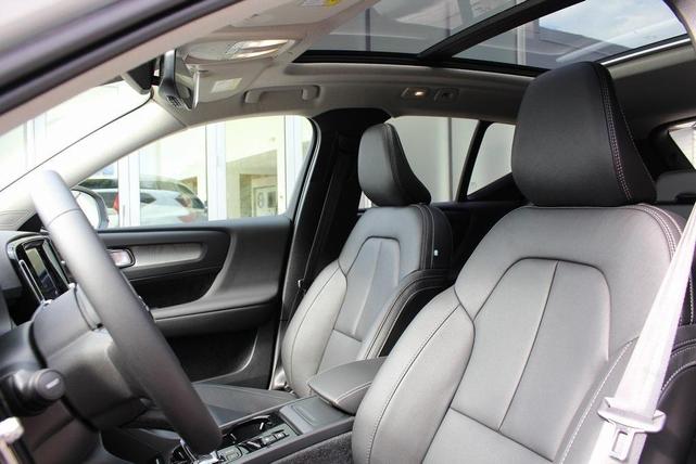 Photo of 2025 Crystal White Pearl Volvo XC40