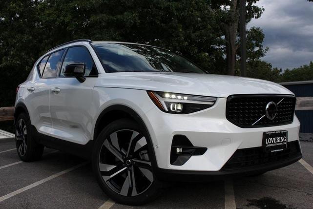 Photo of 2025 Crystal White Pearl Volvo XC40