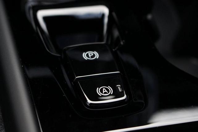 Photo of 2025 Crystal White Pearl Volvo XC40