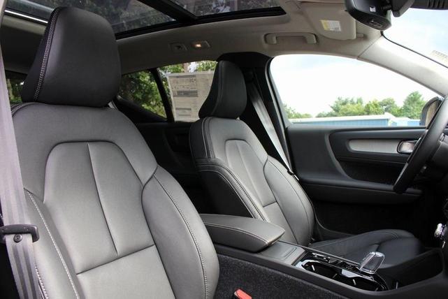 Photo of 2025 Crystal White Pearl Volvo XC40
