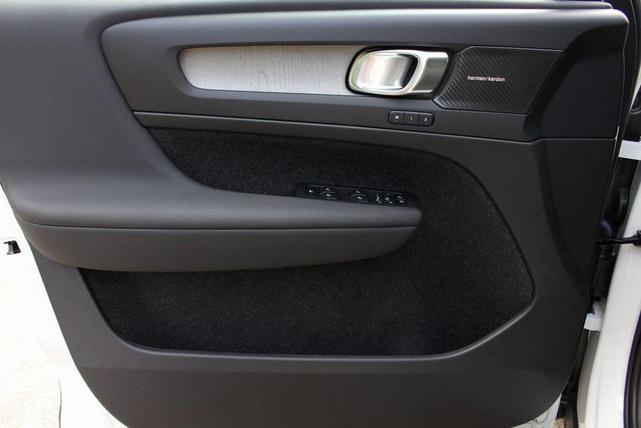 Photo of 2025 Crystal White Pearl Volvo XC40