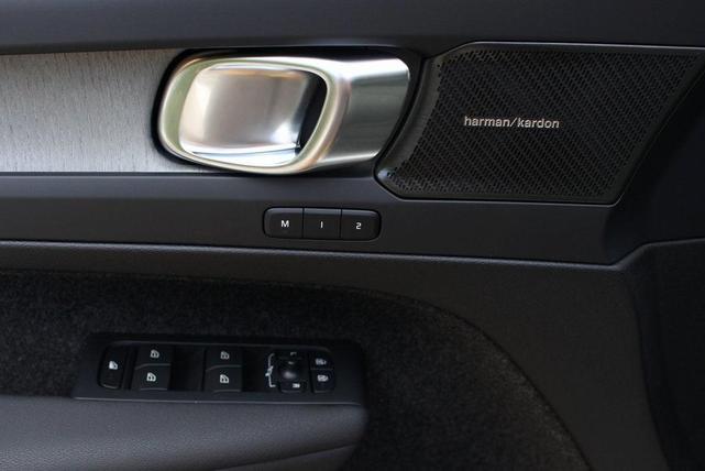 Photo of 2025 Crystal White Pearl Volvo XC40
