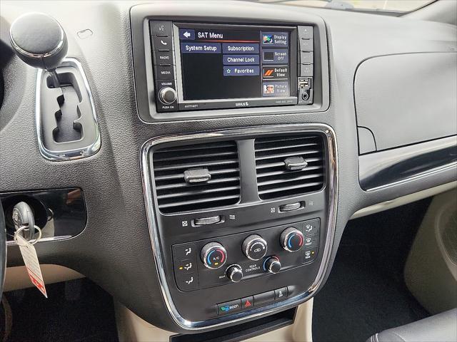 Photo of 2019 White Knuckle Clearcoat Dodge Grand Caravan
